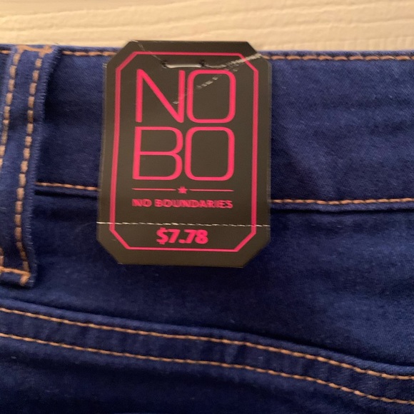 NWT Juniors jeans size 9. - Picture 3 of 5